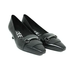 Desireé ELBA10 Negro Low Heel Flap Shoe.