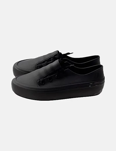 Black athletic sneaker Melissa Zapatilla.